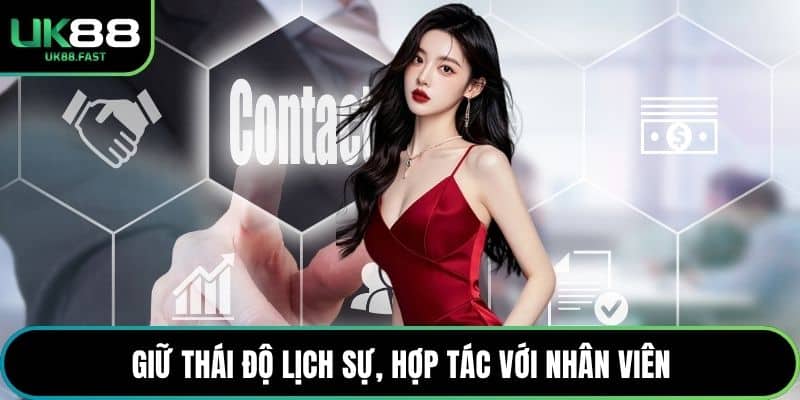 Giữ thái độ lịch sự, hợp tác với nhân viên